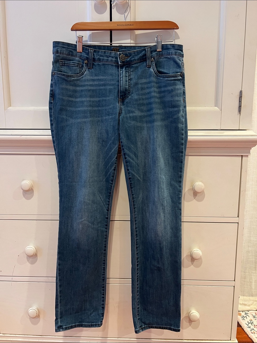 Kut from the Kloth Straight-Leg Jeans in Medium Blue Wash